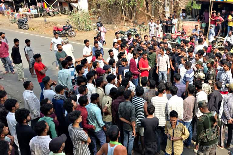 दुमका में दो युवकों को हाइवा ने कुचला, हादसे के विरोध में एनएच 114-A जाम