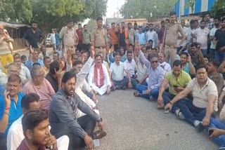 मुरादाबाद में BJP विधायक धरने पर बैठे