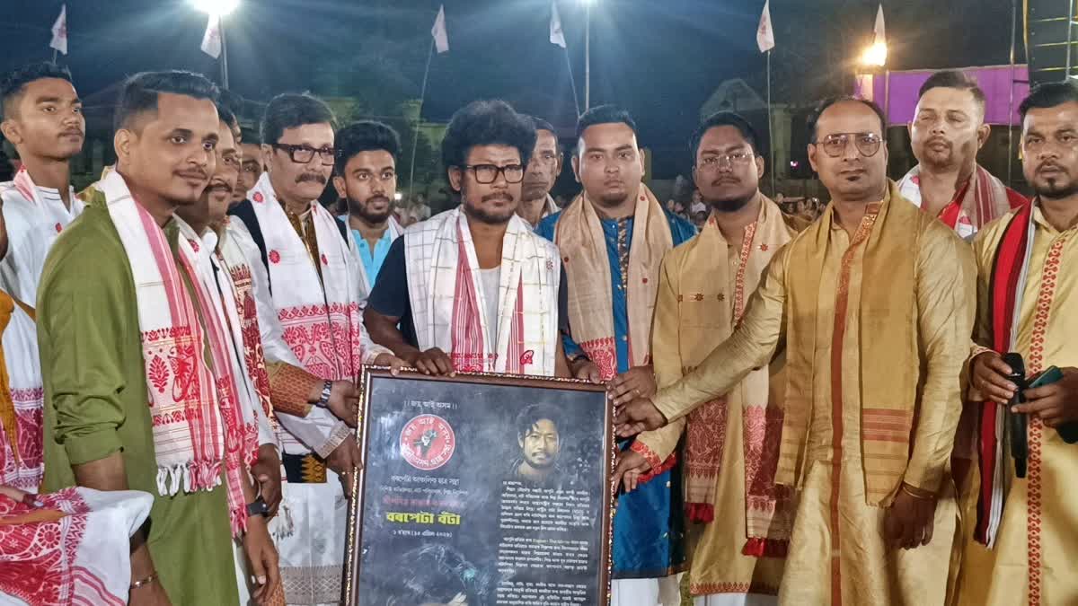 বিশিষ্ট অভিনেতা তথা নাট্যকাৰ পবিত্ৰ ৰাভাক বৰপেটা আঞ্চলিক ছাত্ৰ সন্থাৰ ‘বৰপেটা বঁটা’ প্ৰদান