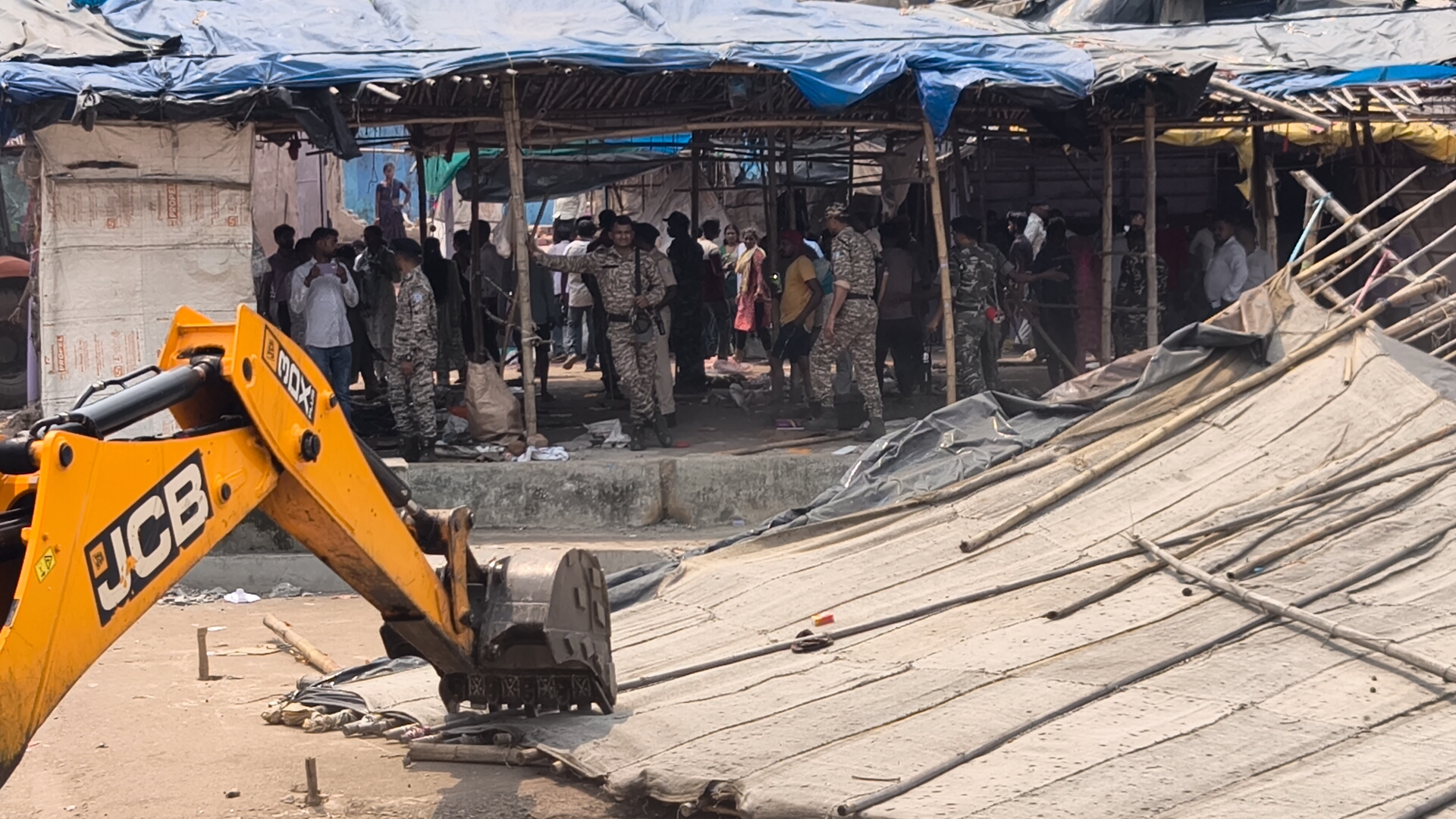 रामगढ़ के मां छिन्नमस्तिका मंदिर परिसर में अतिक्रमण के खिलाफ कार्रवाई शुरू, दुकानदारों के समक्ष रोजी-रोटी का संकट