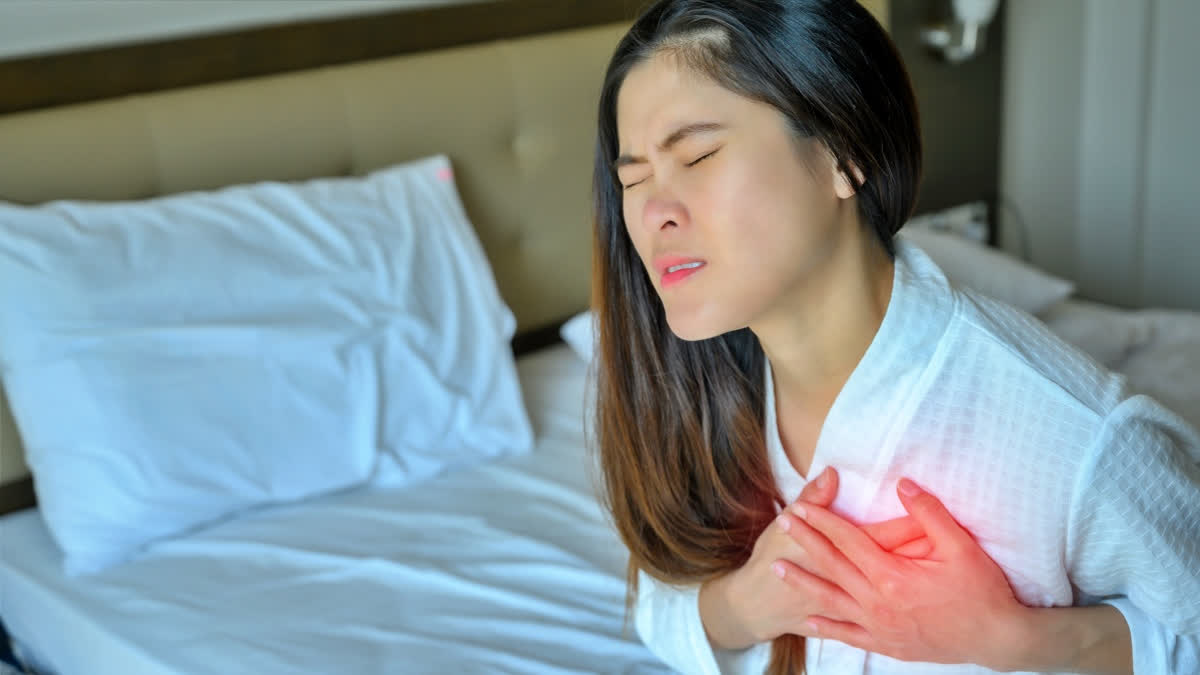 Women Going Through Perimenopause Have Nearly Twice The Odds Of Poor Heart Health: Study Mid-life woman having chest pain
