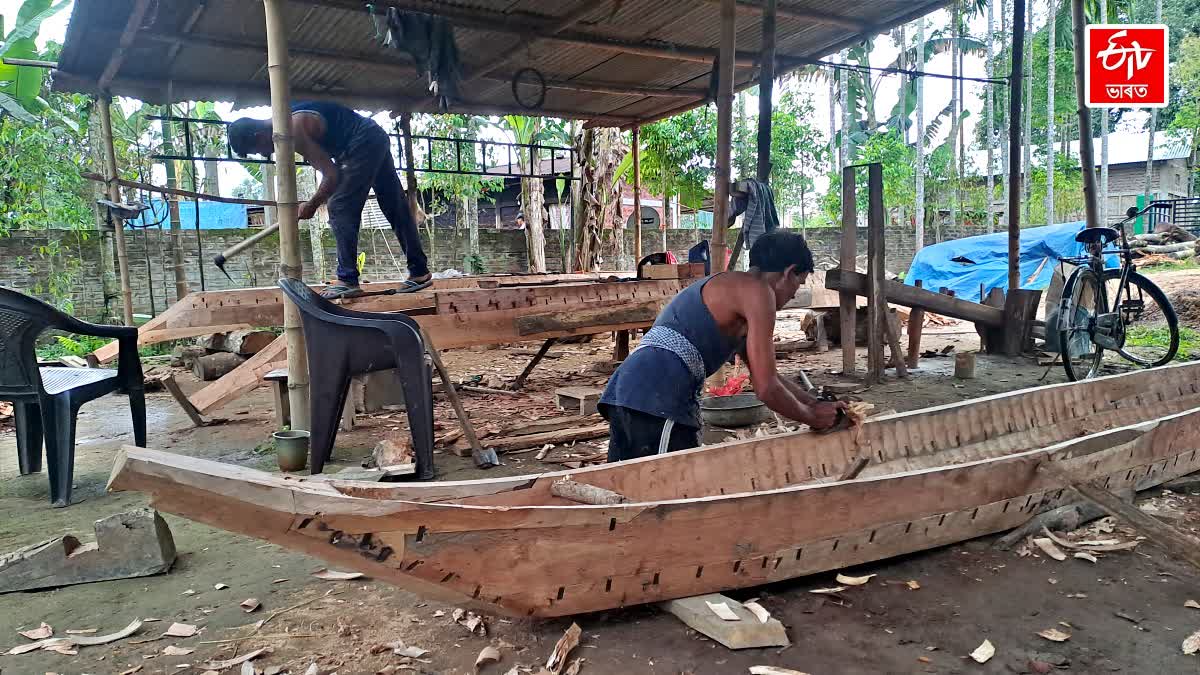 DHEKIAKHOWA VILLAGERS BUILDS BOATS