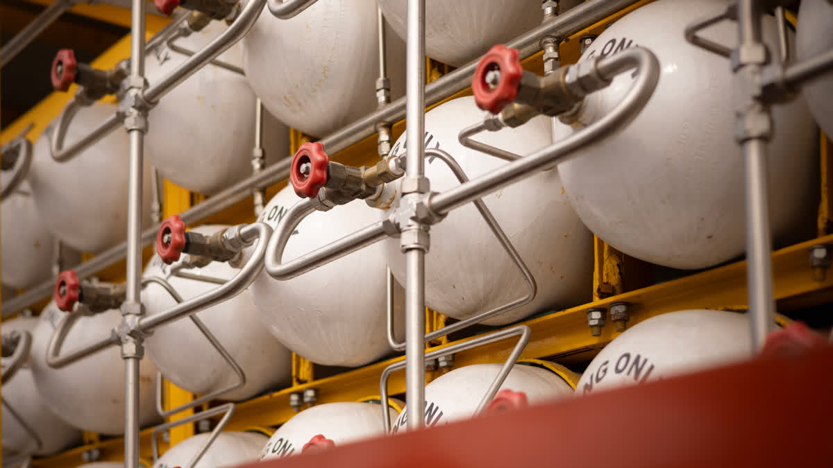 Type-IV cylinders are 40–45 kg lighter than steel, improving fuel efficiency and reducing emissions.