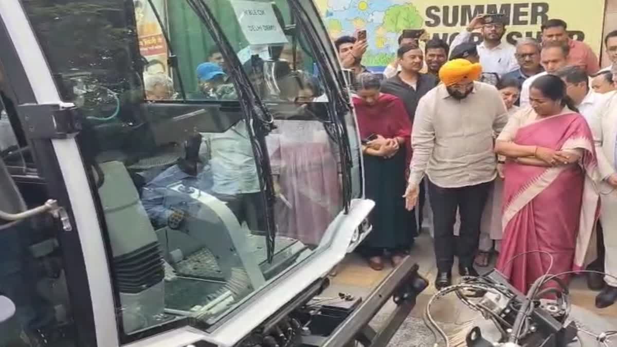 सफाई मशीन के ट्रायल को मुख्यमंत्री रेखा गुप्ता ने देखा