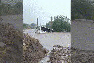 લીલીયા નજીક એસટી બસ ફસાઈ,