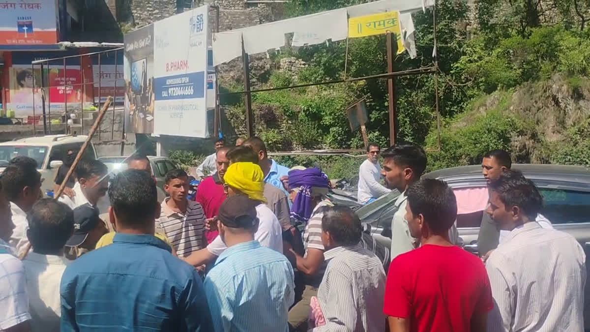 Sikh Devotee Clashed With Locals In Karnaprayag :- कर्णप्रयाग में मामूली विवाद ने लिया हिंसक रूप, सिख श्रद्धालुओं ने स्थानीय लोगों पर किया तलवार से हमला !!