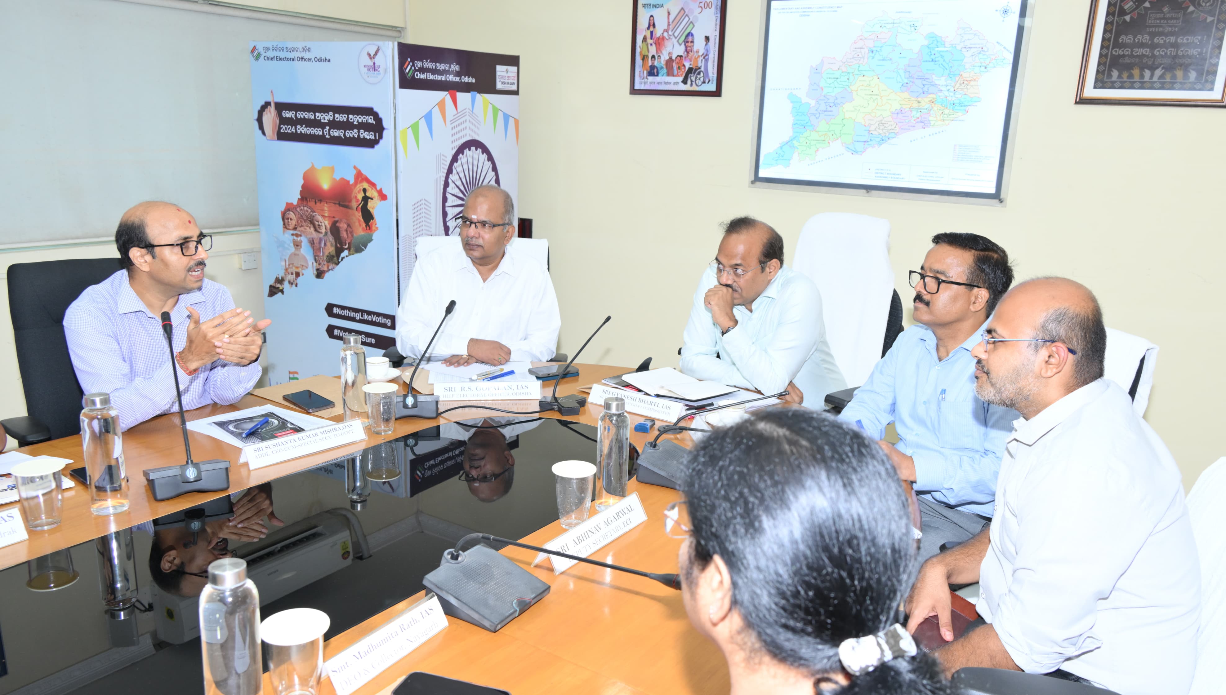 ବରିଷ୍ଠ ଉପ ନିର୍ବାଚନ ଆୟୁକ୍ତ ୯ଟି ଜିଲ୍ଲାର ଜିଲ୍ଲାପାଳ ତଥା ଜିଲ୍ଲା ନିର୍ବାଚନ ଅଧିକାରୀମାନଙ୍କ ସହ ସେମାନଙ୍କ ଜିଲ୍ଲାର ସ୍ଥିତି ବାବଦରେ ପୃଥକ ପୃଥକ ଭାବେ ଆଲୋଚନା କରିଛନ୍ତି ।