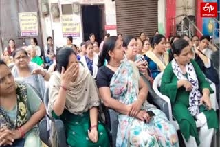 SC आदेश के बाद भी महिलाएं डटीं.