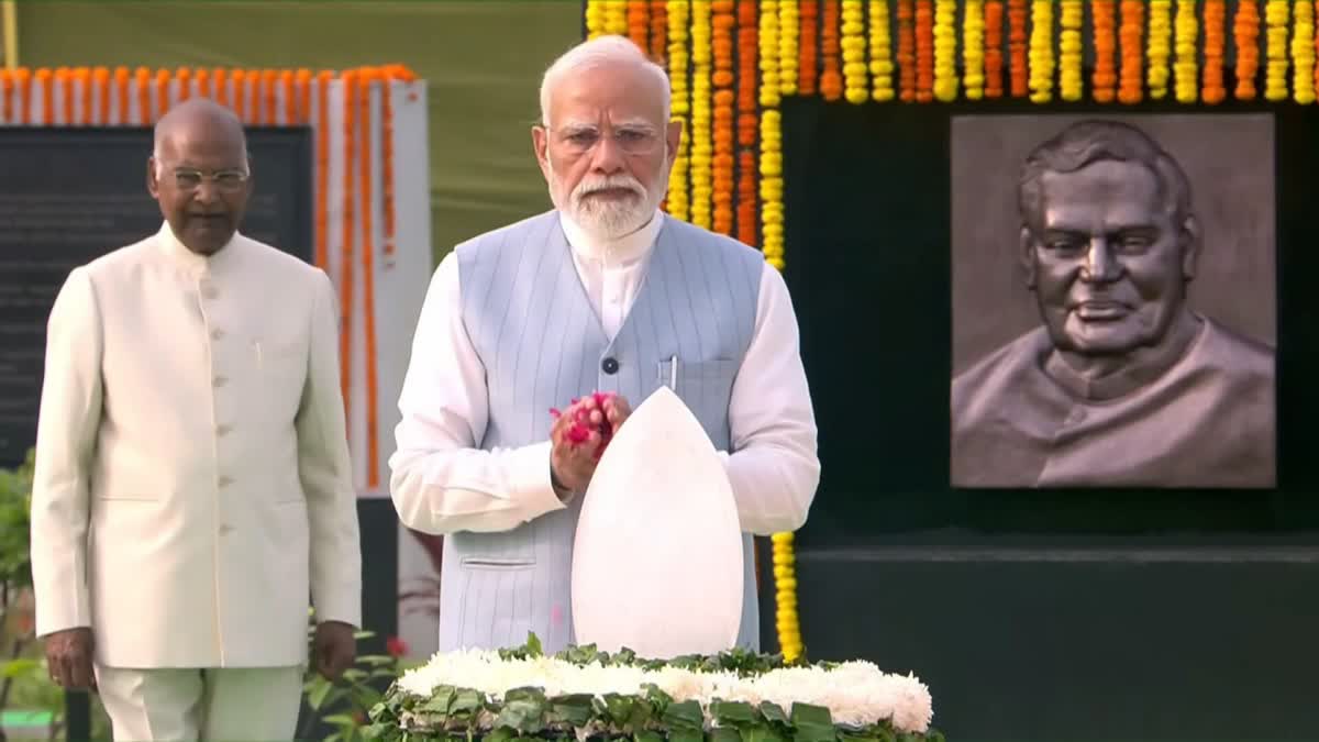 வாஜ்பாய் நினைவிடத்தில் மலர் தூவி மரியாதை செலுத்திய பிரதமர் மோடி