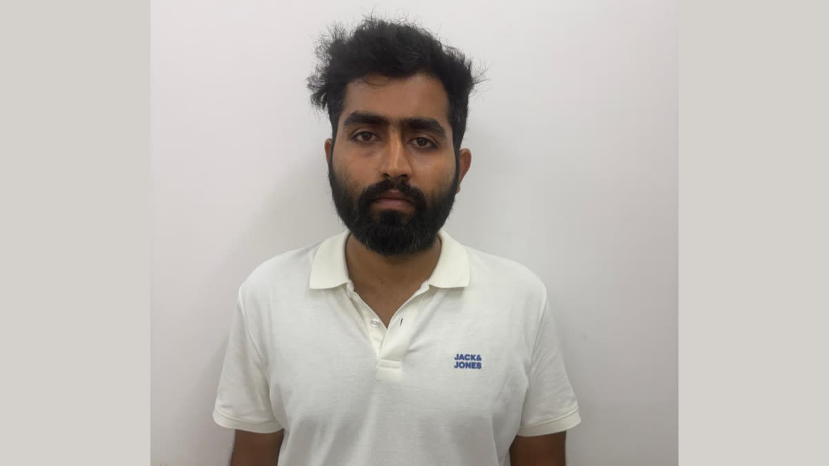 पुलिस की गिरफ्त में आरोपी आयुष.
