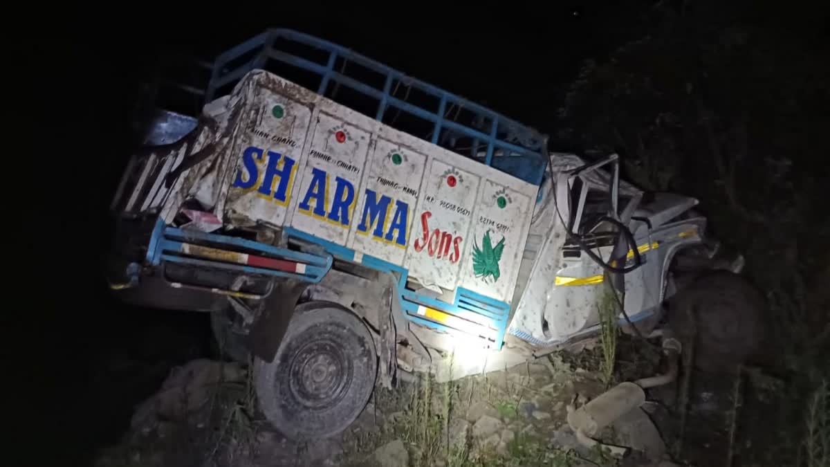 सराज के छतरी में खाई में गिरी गाड़ी