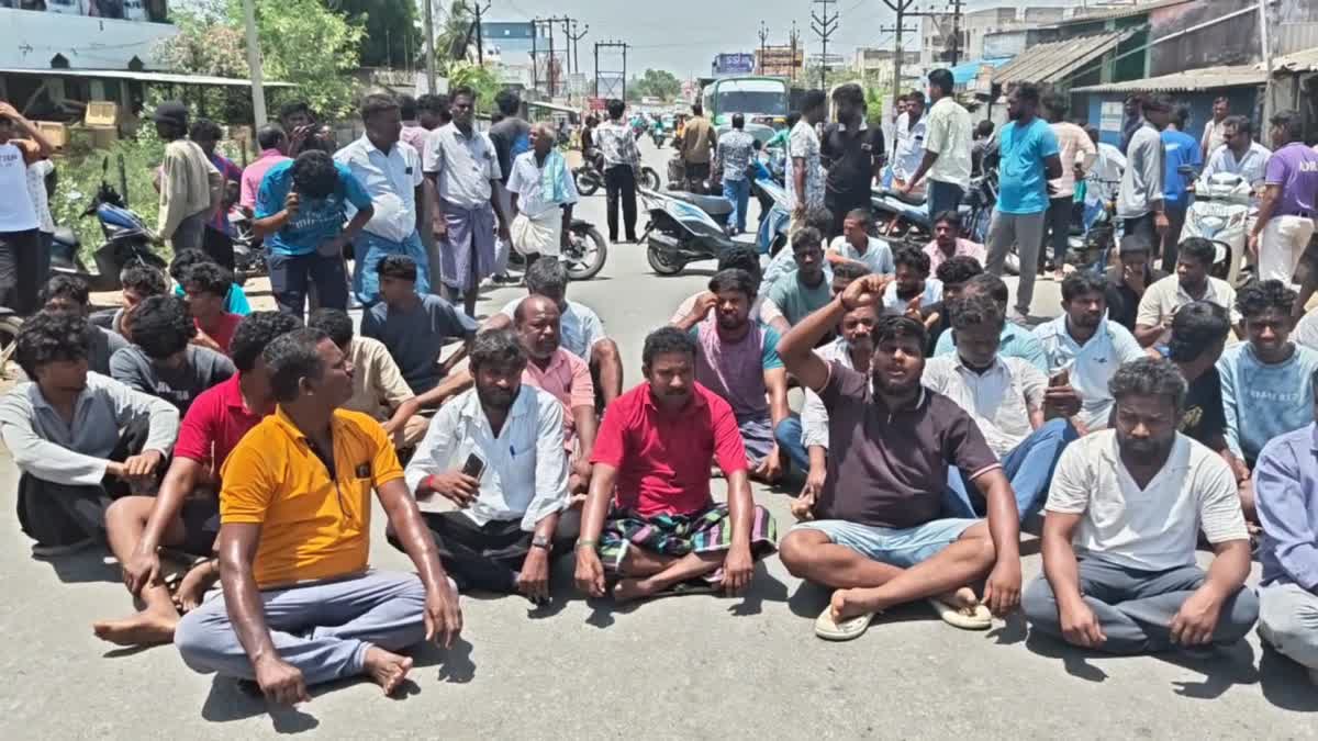 போராட்டத்தில் ஈடுபட்ட கிராம மக்கள்