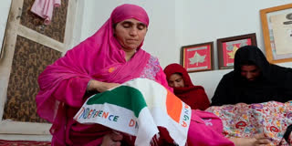 کولگام میں روایتی کشیدہ کاری سے قومی پرچم تیار female craftswoman crafted the national flag using traditional techniques Urdu News