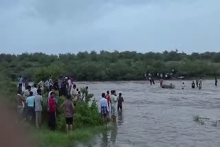 बारिश के बाद दमोह झरने में फंसे पर्यटक