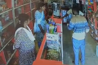 தாக்கும் பெண்ணிடம் வாக்குவாதத்தில் ஈடுபட்ட நாகேந்திரன்