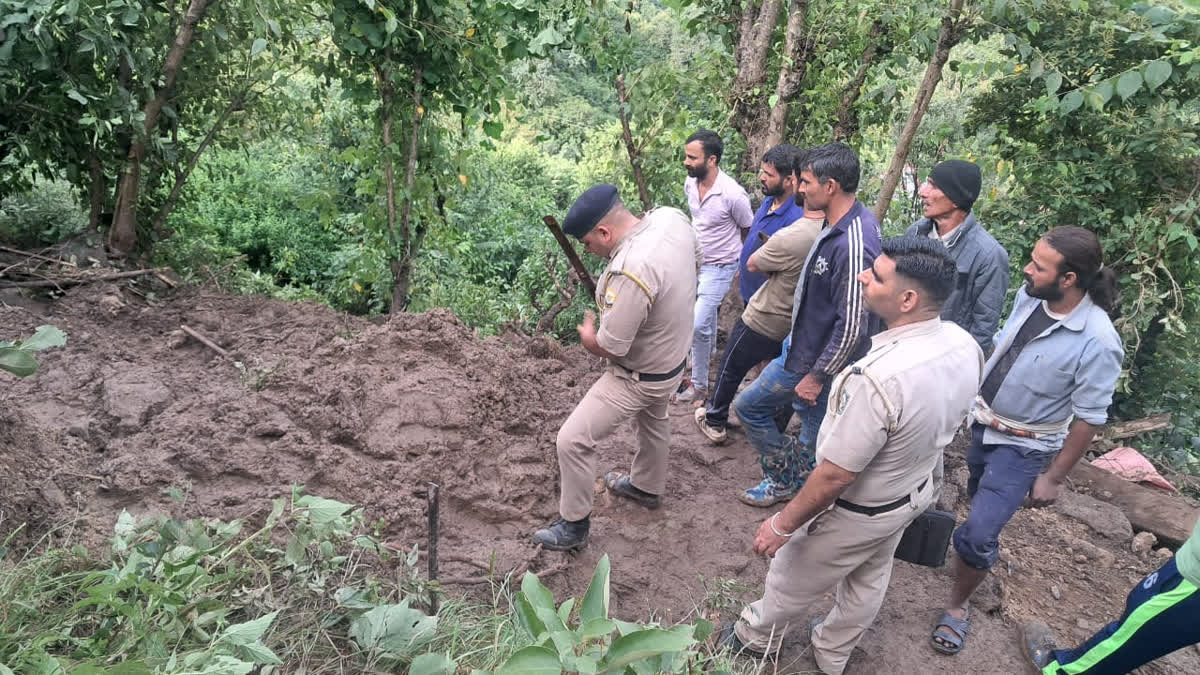सुंदरनगर में लैंडस्लाइड की चपेट में आया मकान, 3 शव बरामद, 2 महिलाएं और 8 माह का बच्चा शामिल घटना स्थल पर मौजूद पुलिस और स्थानीय