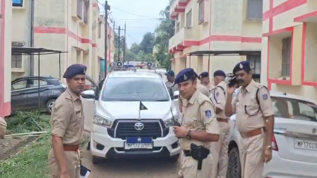 हेड कांस्टेबल पत्नी ने बनाया बेस्वाद दलिया, पति ने बेसबॉल बैट से शॉट लगाकर  मारा