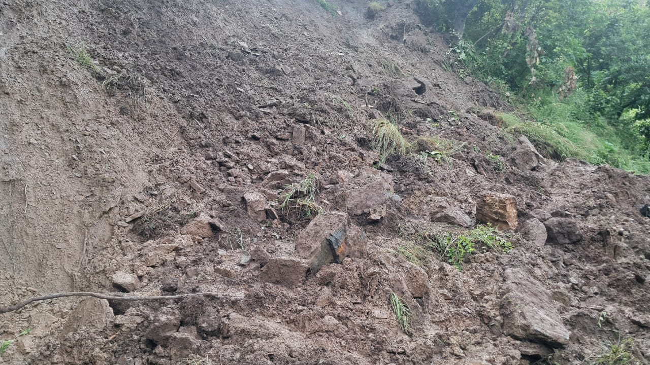 यहां मकान पर गिरा था मलबा