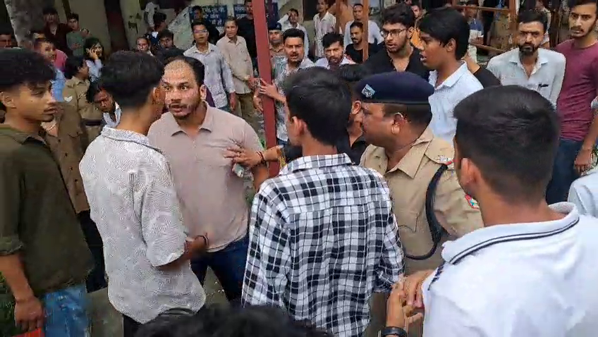 Students Fight in Haldwani