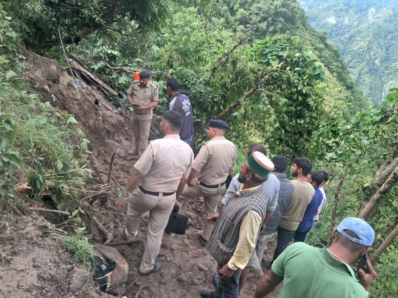 लैंड स्लाइड के कारण तीन की मौत