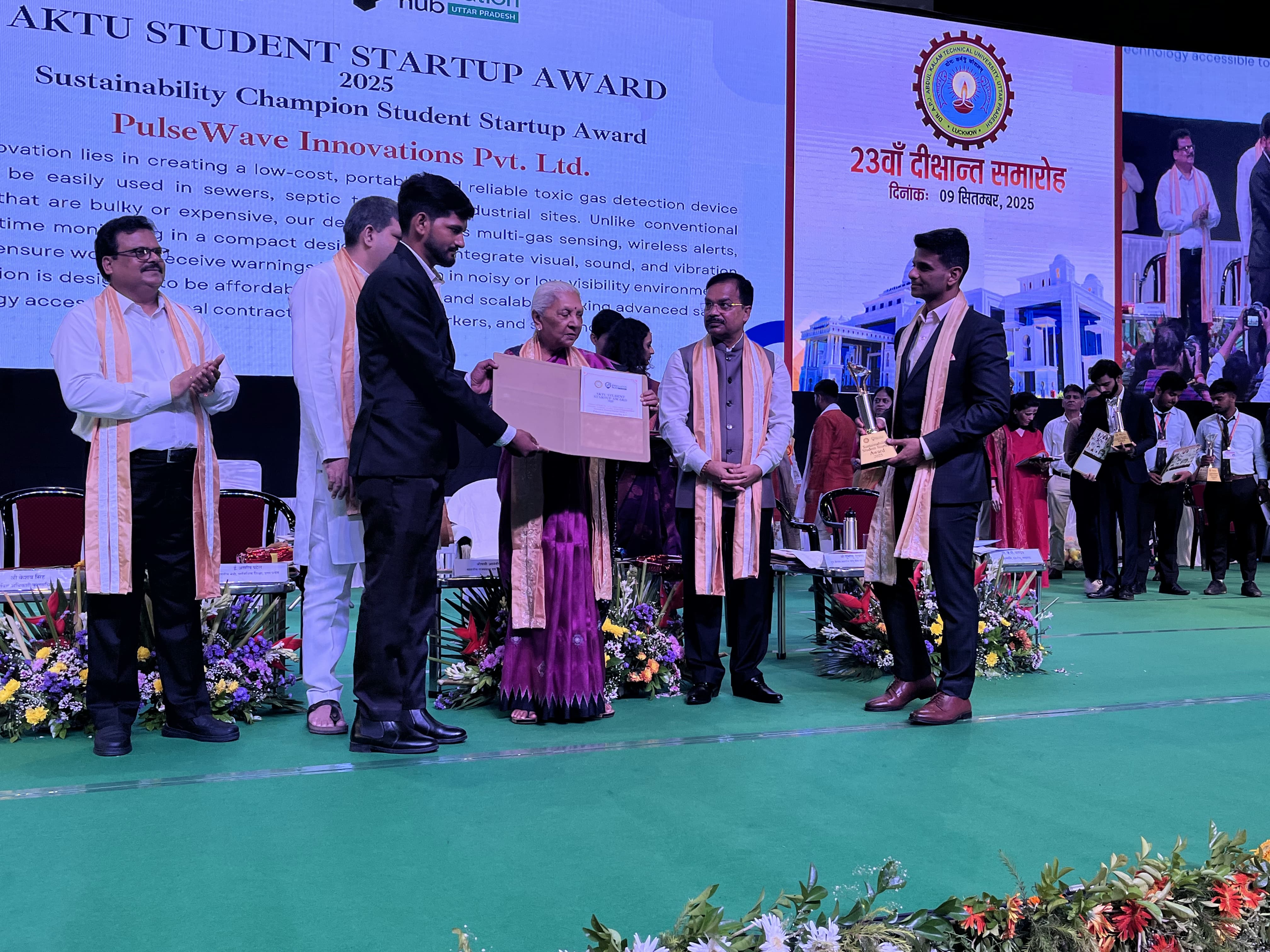 युवाओं को सम्मानित करतीं राज्यपाल आनंदीबेन पटेल.
