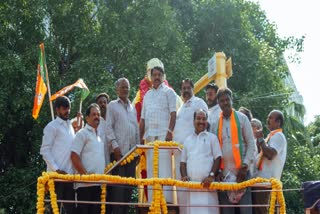 ராமசாமி படையாட்சியார் சிலைக்கு மாலை அணிவிக்கும் நயினார் நாகேந்திரன்