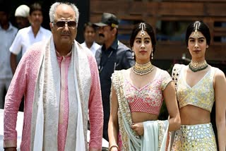 Indian Bollywood director and producer Boney Kapoor (L) and his daughters actress Janhvi Kapoor (C) and Khushi Kapoor