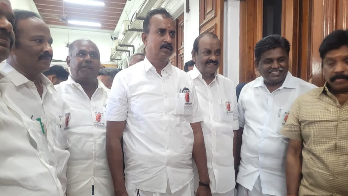 சட்டப்பேரவை கூட்டத்தொடருக்கு ‘கிட்னிகள் ஜாக்கிரதை’ பேட்ஜ் அணிந்து வந்த அதிமுகவினர்!