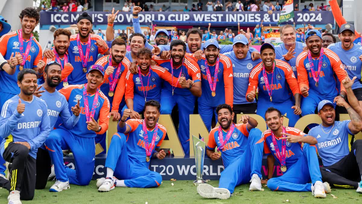 टी20 वर्ल्ड कप ट्रॉफी के साथ भारतीय टीम