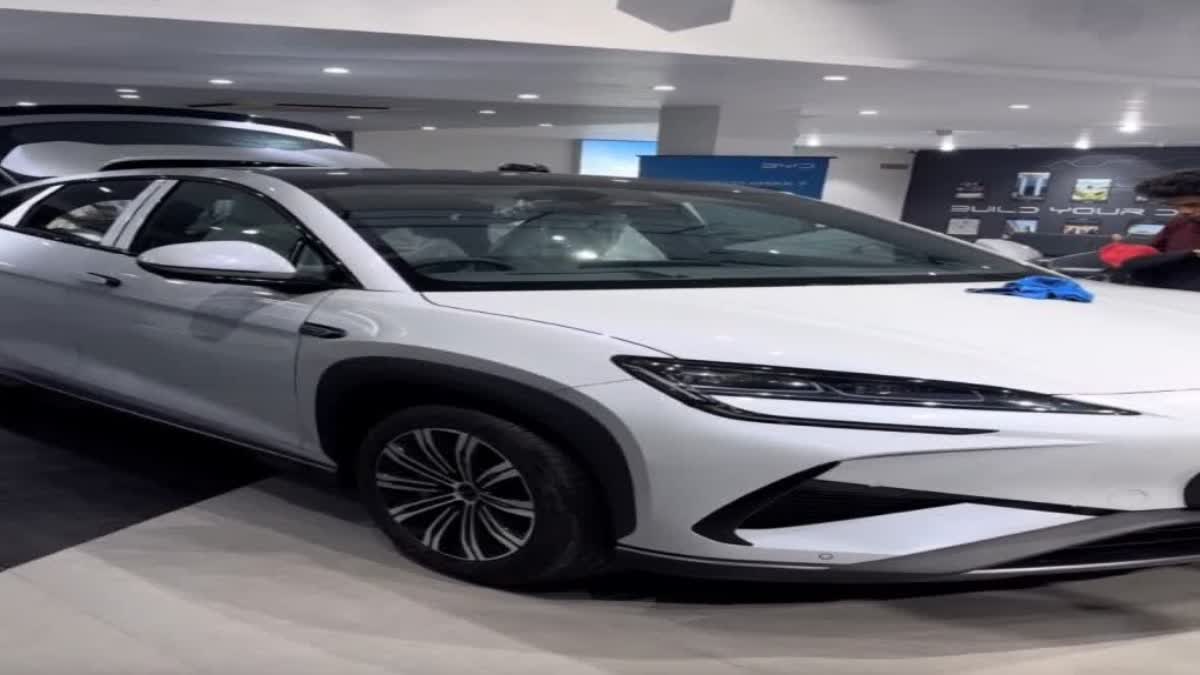 ஸ்க்ராட்ச்சான காரை டச்அப் மேக்கப் செய்து விற்க முயற்சி? போலீசார் தீவிர விசாரணை