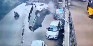 பறந்து சென்று விபத்துக்குள்ளான கார்