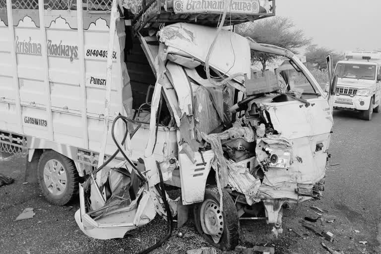 दर्दनाक हादसा : बालेसर के पास ट्रेलर-टेम्पो की भिड़ंत, रामदेवरा जा रहे 6  श्रद्धालुओं की मौत, 14 घायल