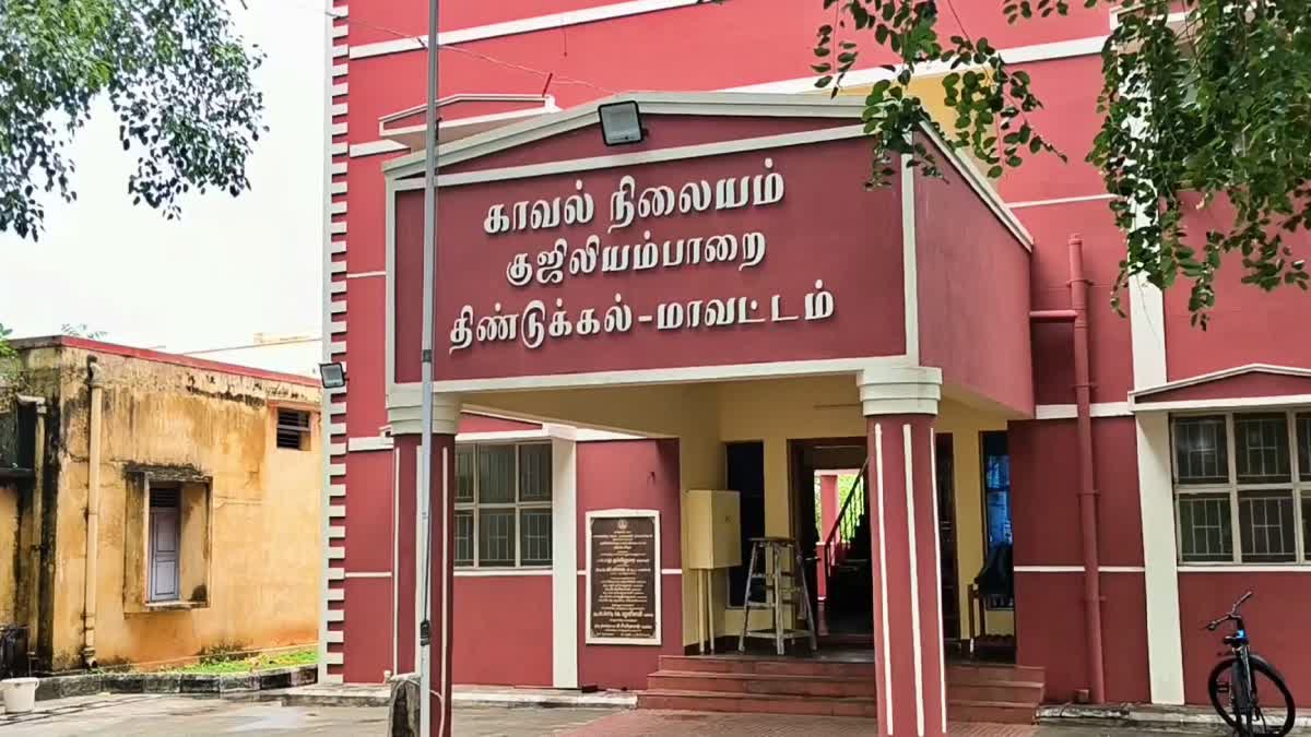 மாணவரை கட்டி தலைகீழாக தொங்கவிட்டு தாக்குதல்... திண்டுக்கல்லில் அட்டூழியம்