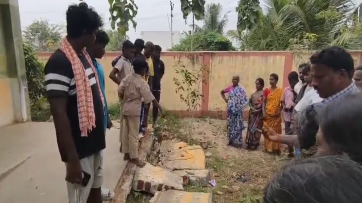 பள்ளியில் சுவர் இடிந்து விழுந்து 7 ஆம் வகுப்பு மாணவன் உயிரிழப்பு - திருத்தணி அருகே பரிதாபம்