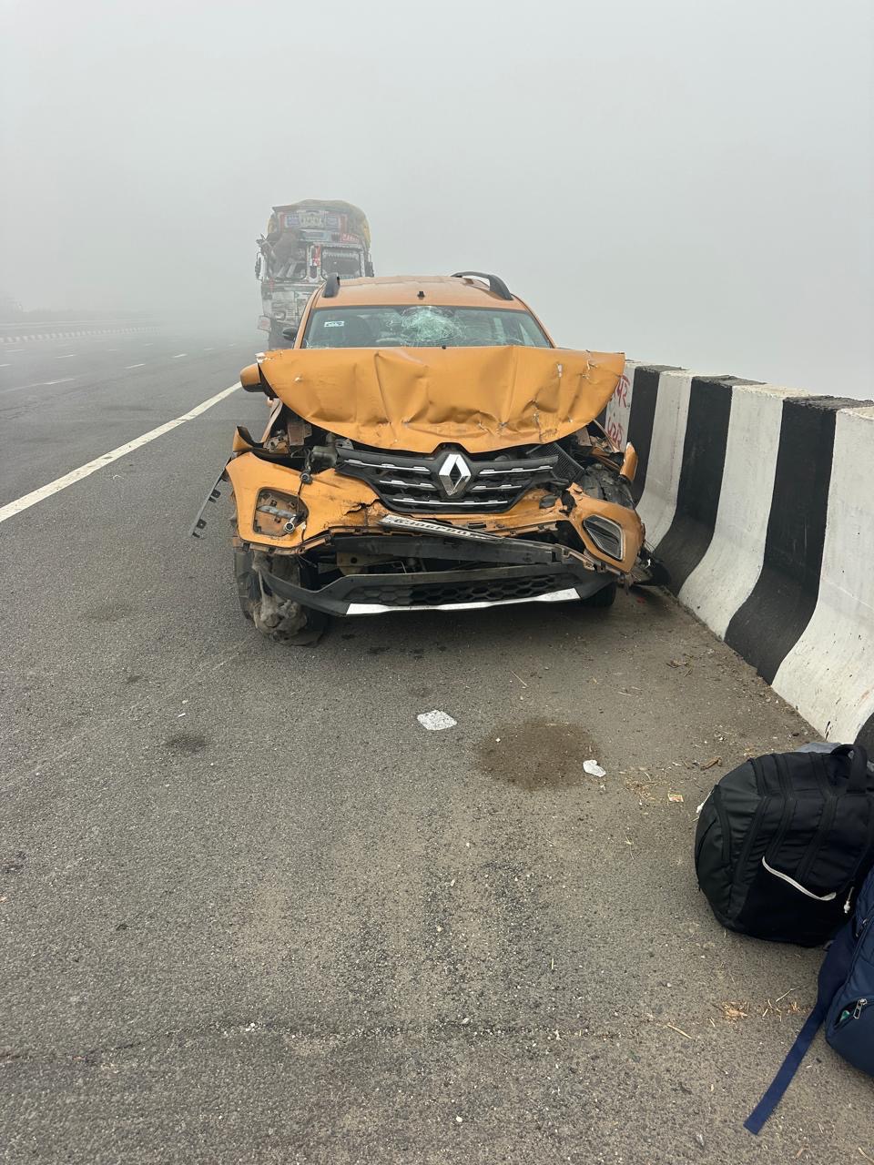 कोहरे का कारण कार की टक्कर