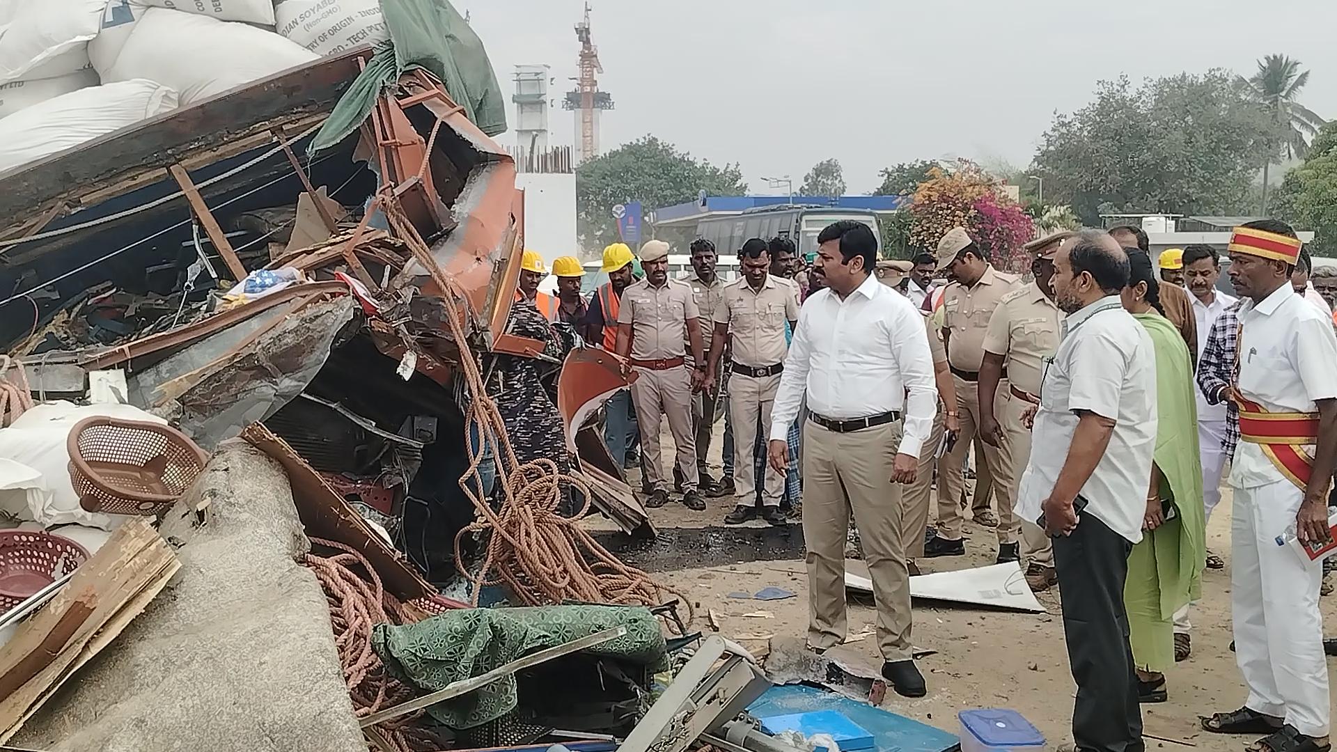 தொப்பூர் கணவாய் பகுதியில் விபத்து நடந்த இடத்தை அதிகாரிகள் ஆய்வு செய்தனர்.