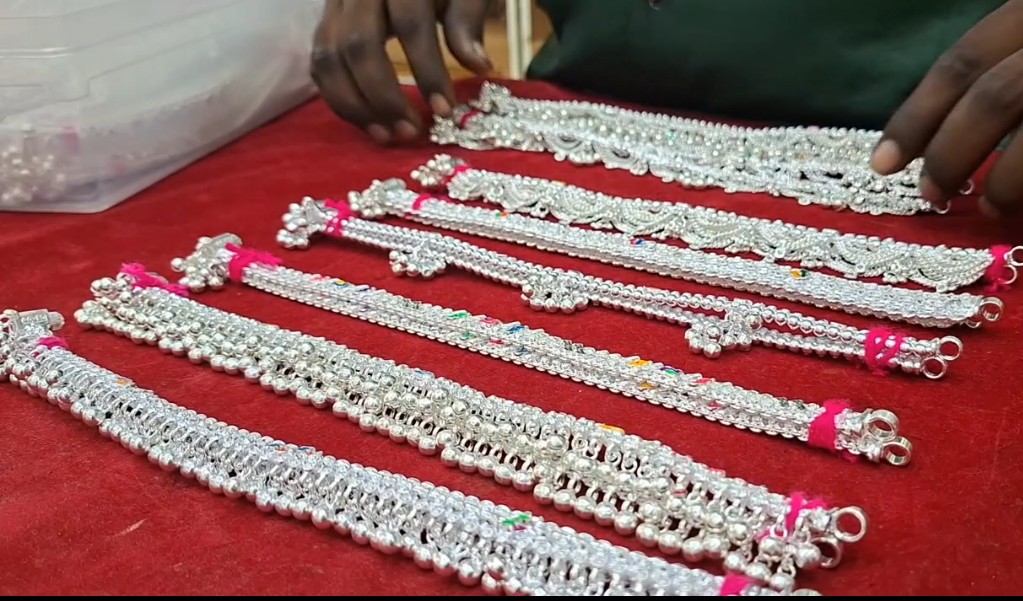 வெள்ளி கொலுசுகள்