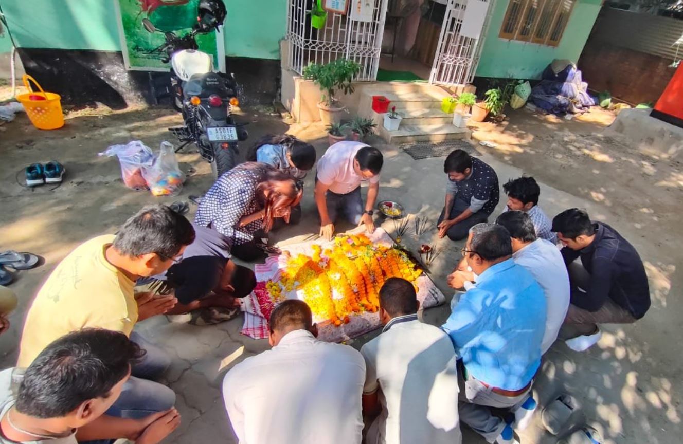 जोरबा के निधन पर शोक व्यक्त करते आरण्यक के सदस्य