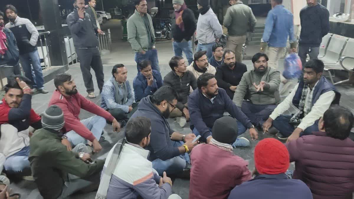 सीमेंट प्लांट में श्रमिक की मौत के बाद परिजनों का धरना
