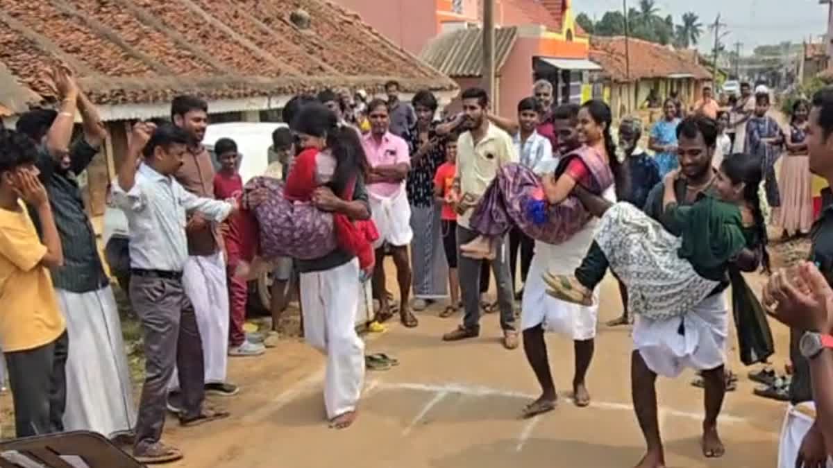 காணும் பொங்கல் விளையாட்டு போட்டி: மனைவியை தூக்கிக் கொண்டு ஓடிய கணவர்கள்
