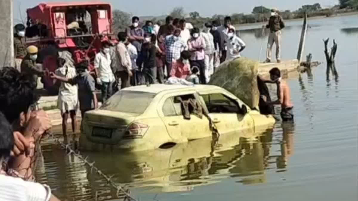 40 Days After Disappearance, Bodies of Two Friends Recovered From Pond Dablana police station in-charge Priya Vyas said that on Monday, local farmers spotted the roof of a submerged car in Ramsagar pond near Awan town in the Duni police station area of Tonk district and alerted authorities.