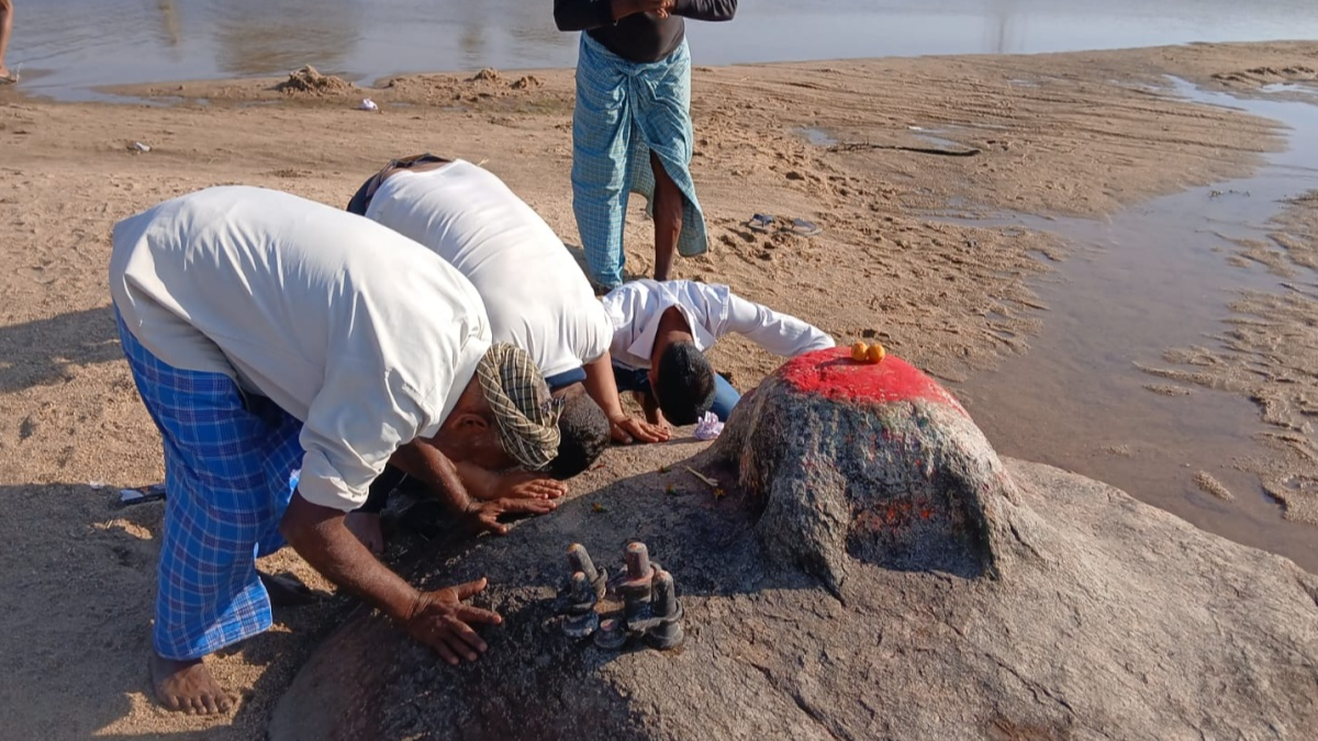 Manokamna Mahadev In Bihar: The ‘Shifting’ Shivalinga Devotees Say Moves One Inch Every Year