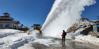 The snow removal operations by the Border Roads Organization on Mughal Road Urdu News
