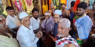 கோயில் விழாவில் பால்குடம் எடுத்த பக்தர்களுக்கு மரியாதை செய்த இஸ்லாமியர்கள்