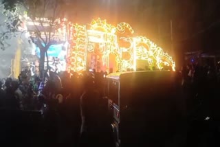 60 அடி பிரமாண்ட தேர் திடீரென சரிந்ததால் பரபரப்பு