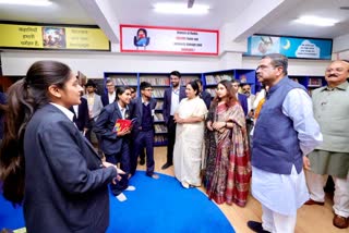 उद्घाटन के बाद छात्रों से संवाद करते हुए सीएम व केंद्रीय मंत्री