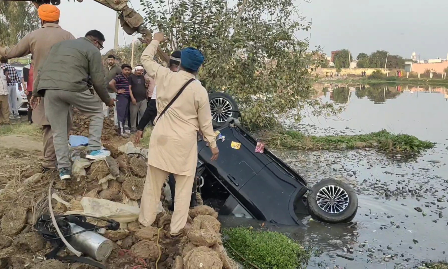 Major accident in Karnal Uncontrolled Scorpio falls into a pond