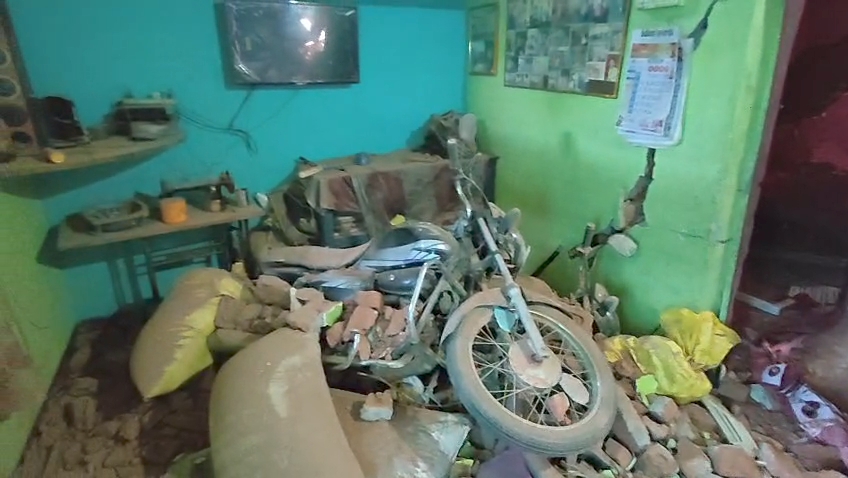 Chhindwara Truck Damaged house