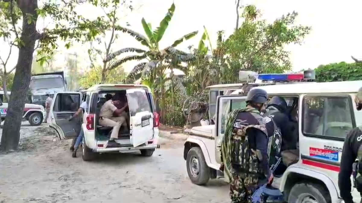 Bihar Encounter: Constable Martyred, Two Criminals Killed In Motihari; Search On For Absconding Aides An encounter in Motihari leaves one STF Jawan dead, and two criminals killed. Police recovered weapons and intensified the search for absconding associates.