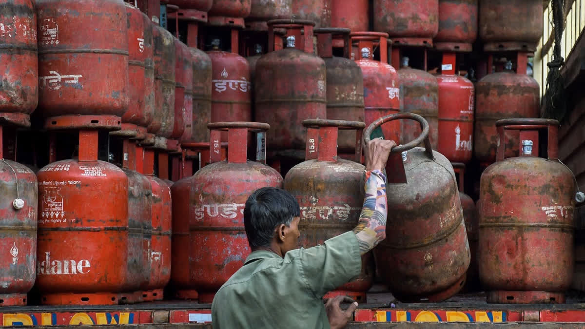 LPG Gas Cylinder KYC how-to-complete-lpg-biometric-aadhaar-authentication-from-home Petroleum Ministry Clarification
